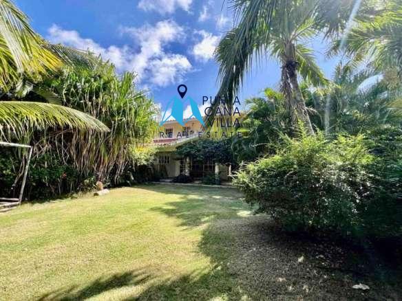 Cocotal, Punta Cana Real Estate Bed Duplex Villa w Maid's Room ()